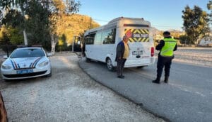 Serik’te jandarma okul servis araçlarının denetimi yaptı