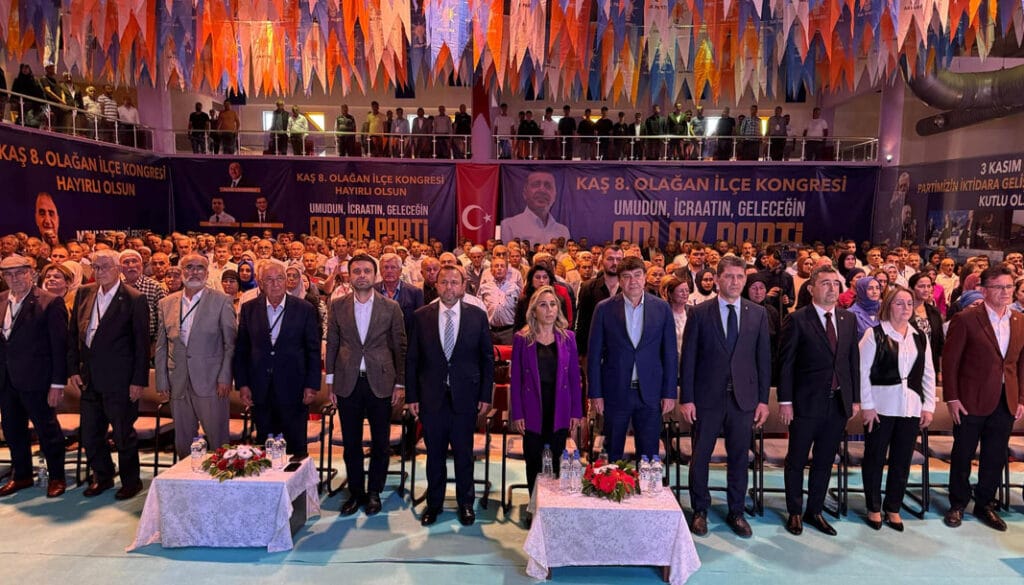 AK Parti Kaş ilçe kongresinde Okay Bilgin güven tazeledi
