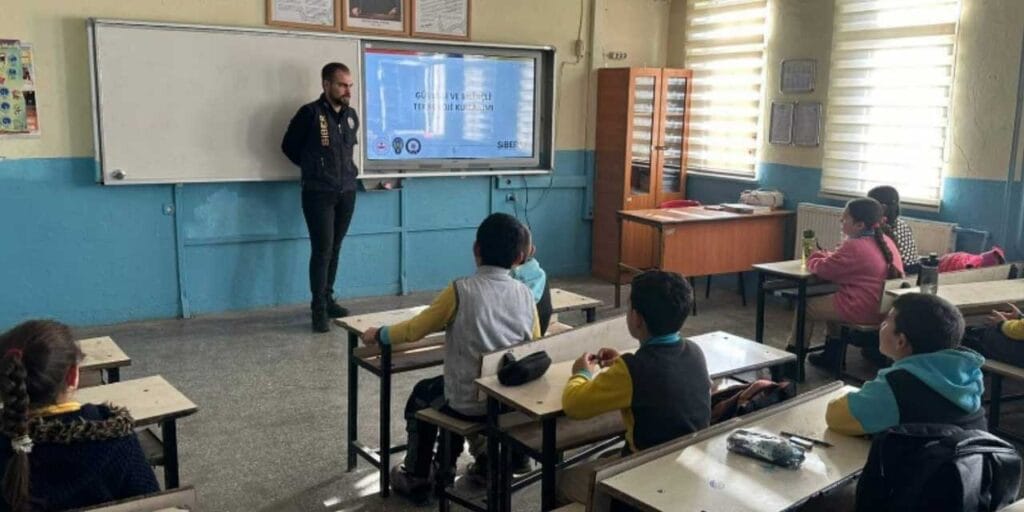 Kars’ta okullarda siber zorbalık konusunda eğitim verildi