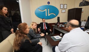 Vali Akbıyık, Ferdi Tayfur’u hastanede ziyaret etti!