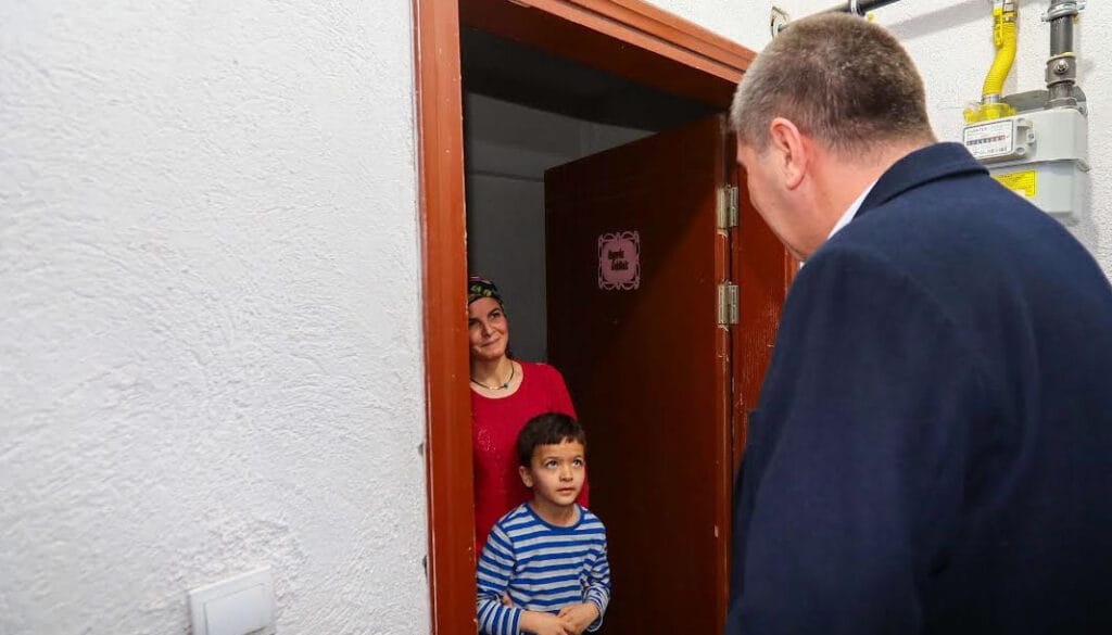 Burdur itfaiyesinden çocukları sevindiren yılbaşı hediyesi – Birlik Haber Ajansı