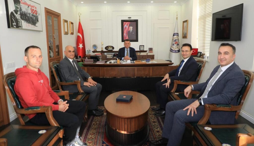Türkiye Triatlon Federasyonu’ndan kaymakam Ürkmezer’e ziyaret