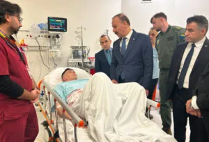 Vali Abdullah Erin, 6 askerin şehit olduğu kazada hastaneye kaldırılan askerleri ziyaret etti