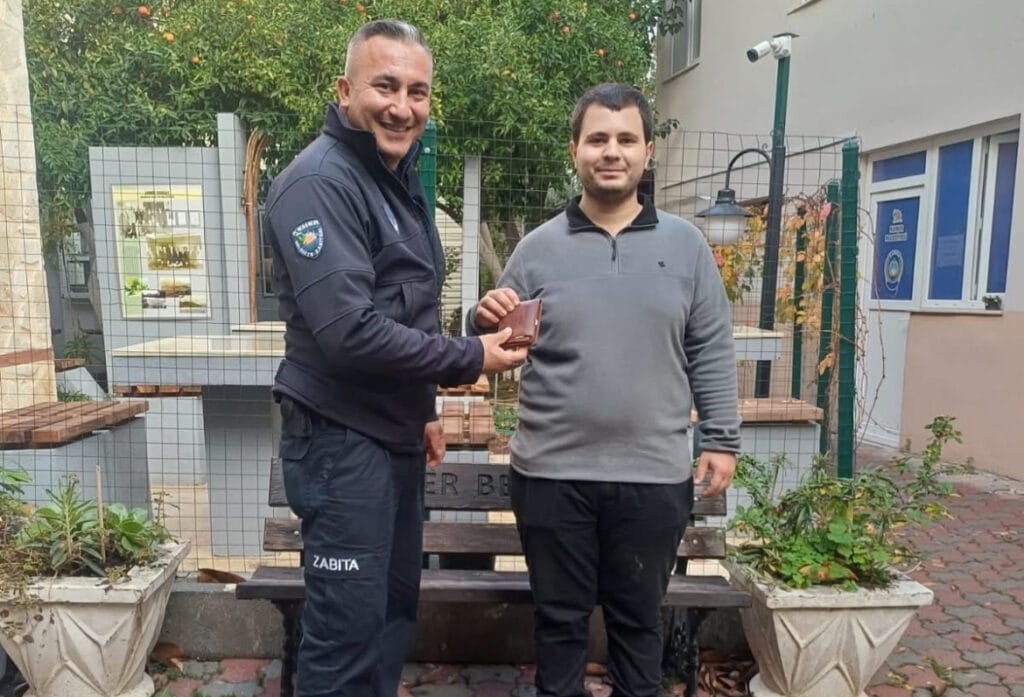 Antalya Kemer’de zabıtadan örnek davranış