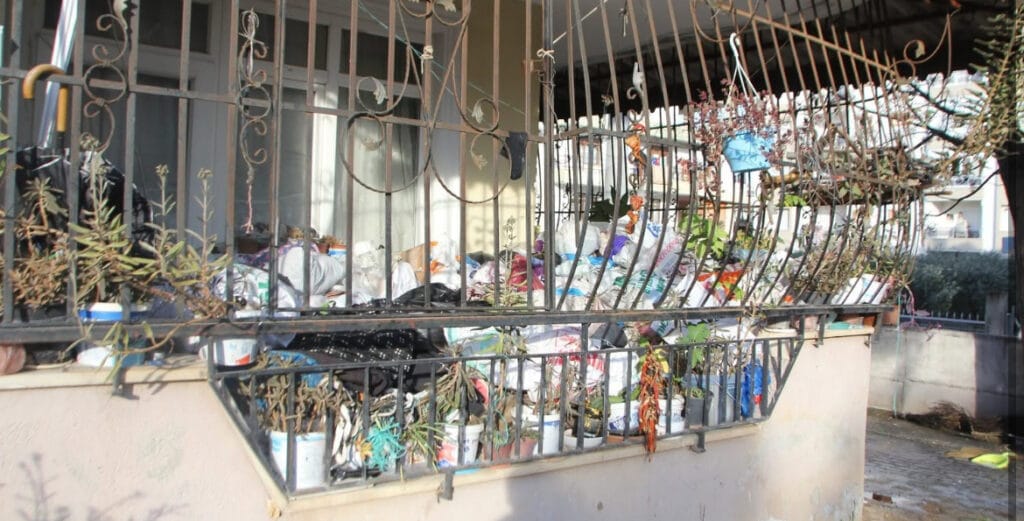 Yaşlı kadının evinden 2 kamyon dolusu çöp çıktı