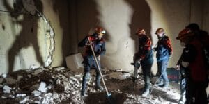 Pres aletleri ve asit tankları tespit edildi