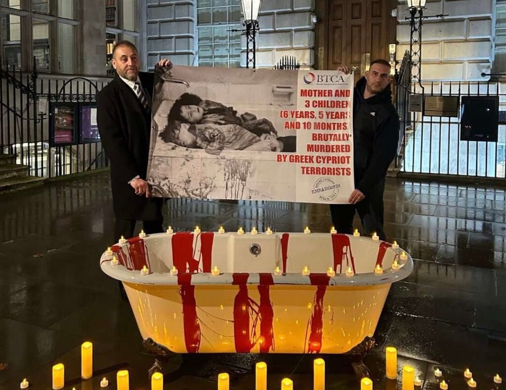 Rum Büyükelçiliği önünde kanlı küvetle eylem