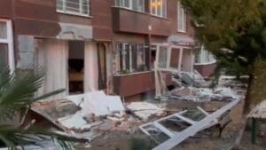 Beylikdüzü’nde 14 katlı binada patlama: 1 Can Kaybı