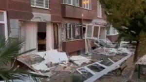 Beylikdüzü’nde 14 katlı binada patlama: 1 Can Kaybı