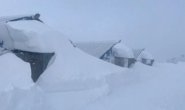 Posof’ta evler kar altında kaldı