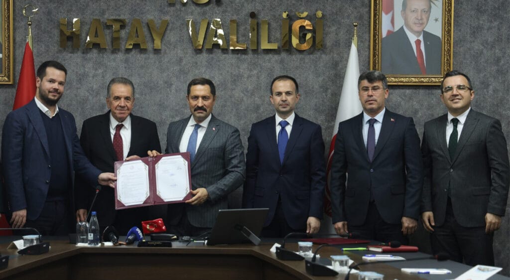 Hatay’a iş insanı Atakaş’tan yeni anadolu lisesi