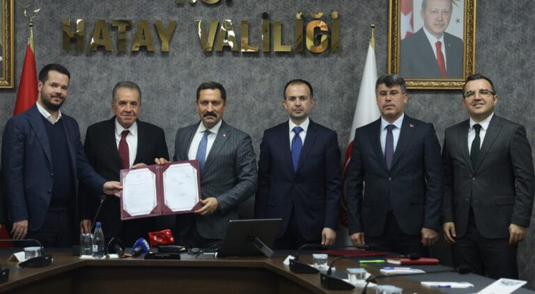 Hatay’a iş insanı Atakaş’tan yeni anadolu lisesi