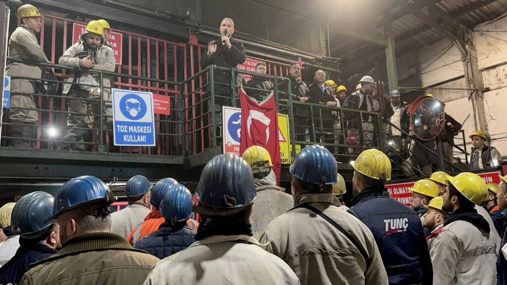 Demir, Üzülmez’de madenciye konuştu: ‘İşi biten madenciyi yeraltında ıslak ve terli bekleterek hasta ediyorlar – Birlik Haber Ajansı