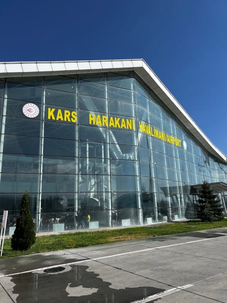 İzmir Kars uçağına hava muhalefeti engeli – Birlik Haber Ajansı