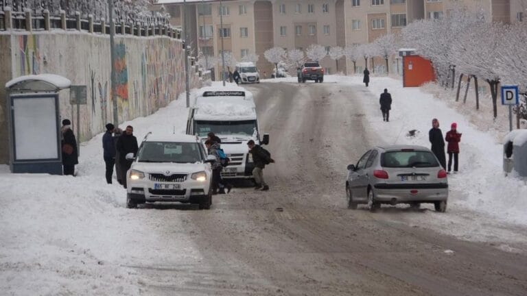 Van’da kar yağışı hayatı olumsuz etkiledi – Birlik Haber Ajansı