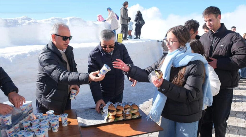Necati Topaloğlu öğrencilerle kar topu oynadı köfte ikram etti – Birlik Haber Ajansı