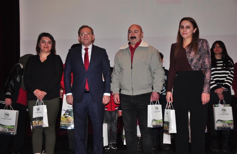 Kars’ta en çok kitap okuyan öğrenci ve velilere ödülleri verildi – Birlik Haber Ajansı