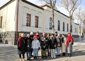 Vali Ziya Polat, Kars’ı ziyaret eden yerli turistlerle Kars’ı konuştu – Birlik Haber Ajansı