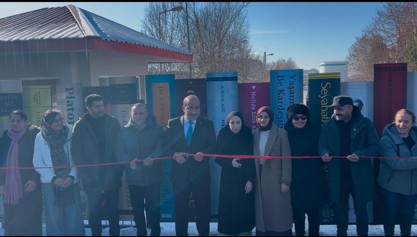 Kars’ta bir okulun kapısı Türk ve dünya klasiklerine ait önemli eserlerle donatıldı – Birlik Haber Ajansı
