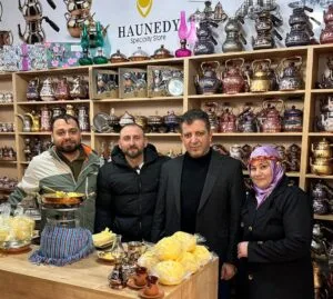 Balıkla konuşan adamdan Haunedy’de kuymak şovu – Birlik Haber Ajansı