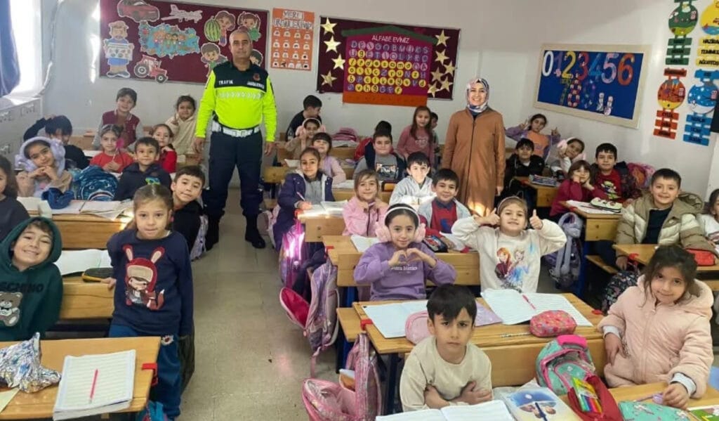 Emniyet ve Jandarmadan öğrencilere trafik eğitimi – Birlik Haber Ajansı