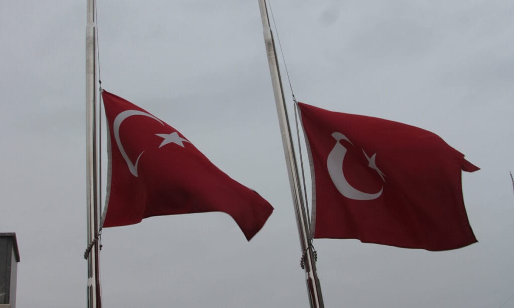 Milli yas dolayısıyla bayraklar yarıya indirildi – Birlik Haber Ajansı
