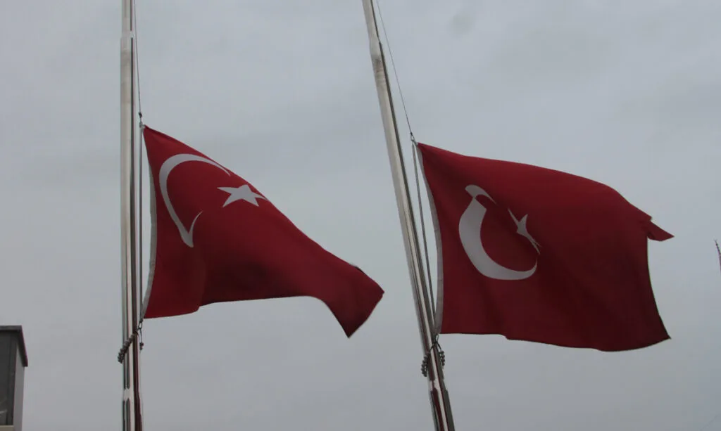 Milli yas dolayısıyla bayraklar yarıya indirildi – Birlik Haber Ajansı