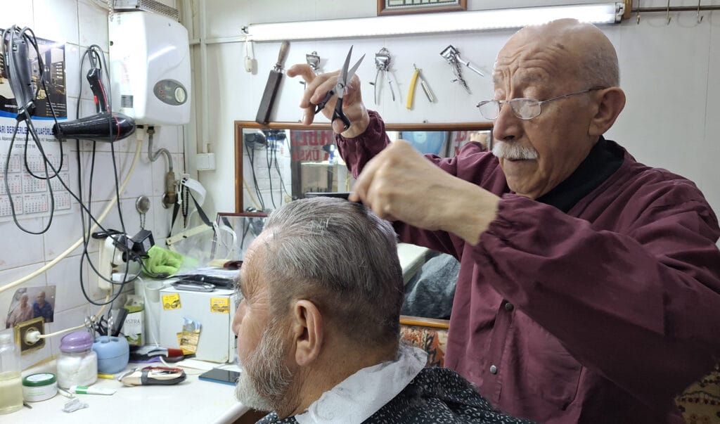 66 yıldır makasını elinden düşürmeyen berber Metin Ünsal: Sabır ve kanaat önemli – Birlik Haber Ajansı