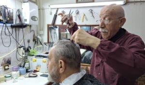 66 yıldır makasını elinden düşürmeyen berber Metin Ünsal: Sabır ve kanaat önemli – Birlik Haber Ajansı