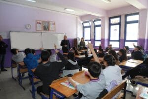 Kars Valisi Ziya Polat, Mihralibey Ortaokulu’nda derslere katıldı – Birlik Haber Ajansı