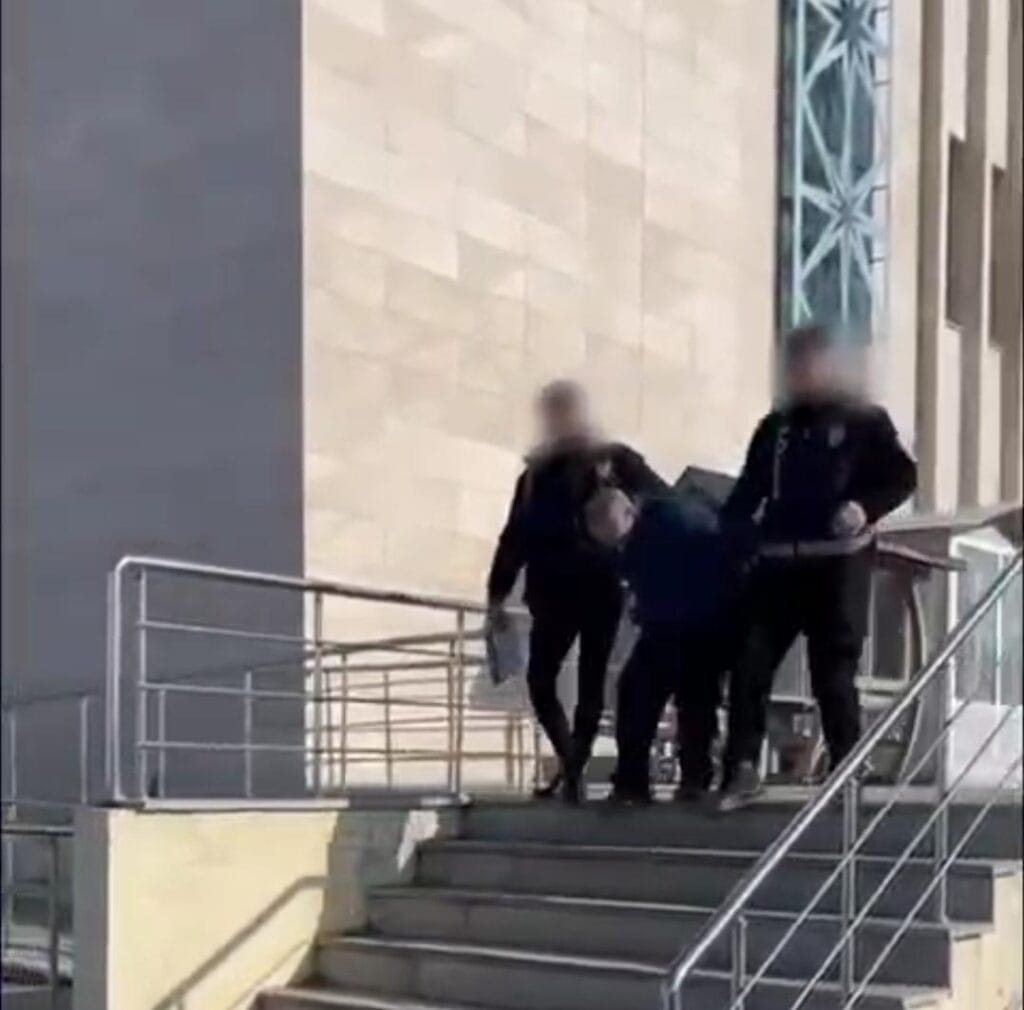 Kars’ta çeşitli suçlardan aranan şahıs çatıda kıskıvrak yakalandı – Birlik Haber Ajansı