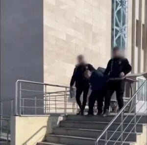 Kars’ta çeşitli suçlardan aranan şahıs çatıda kıskıvrak yakalandı – Birlik Haber Ajansı