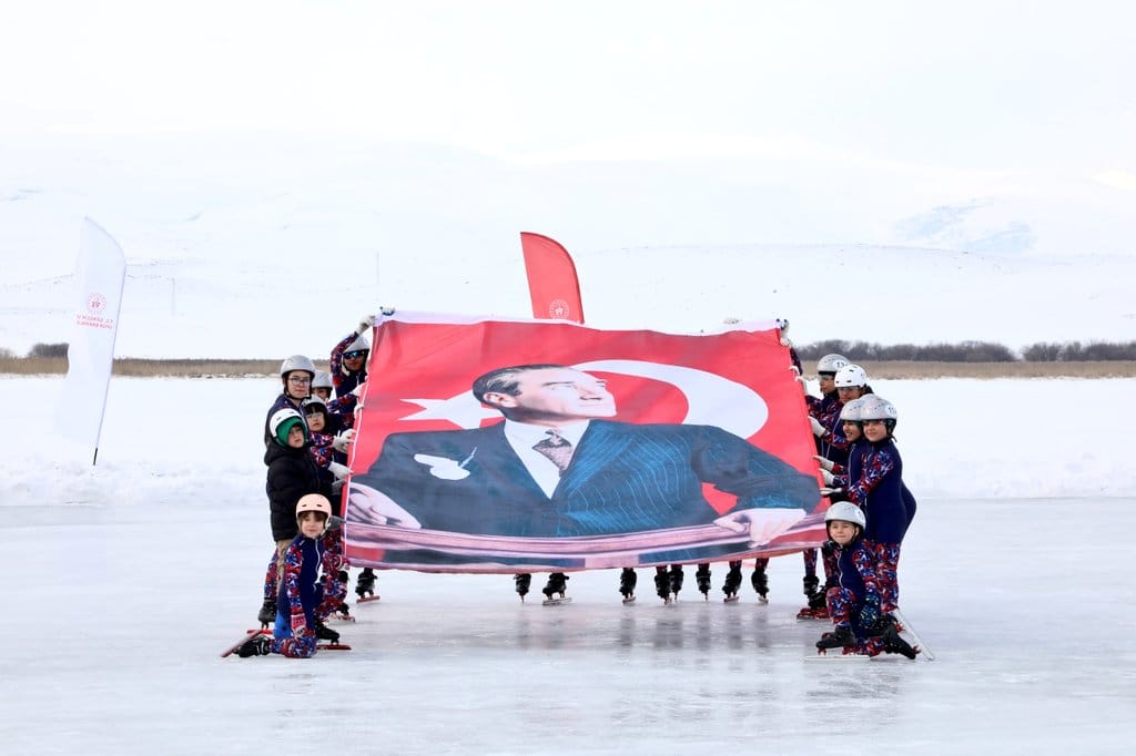 Çıldır Gölü’nde Buz Şenliği düzenlendi – Birlik Haber Ajansı