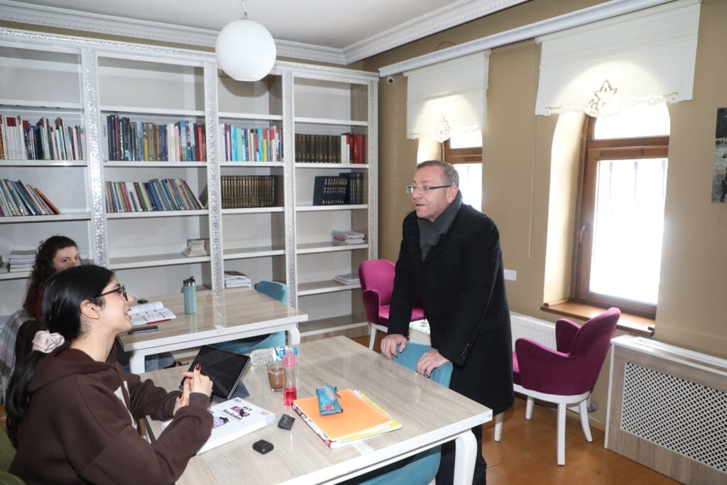 Vali Ziya Polat, hafta sonu mesaisinde öğrencilerle buluştu – Birlik Haber Ajansı