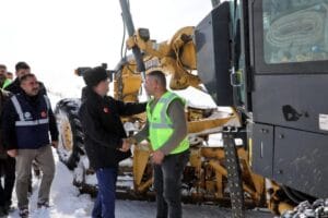 Kars Valisi Ziya Polat, karla mücadele çalışmalarını yerinde inceledi – Birlik Haber Ajansı