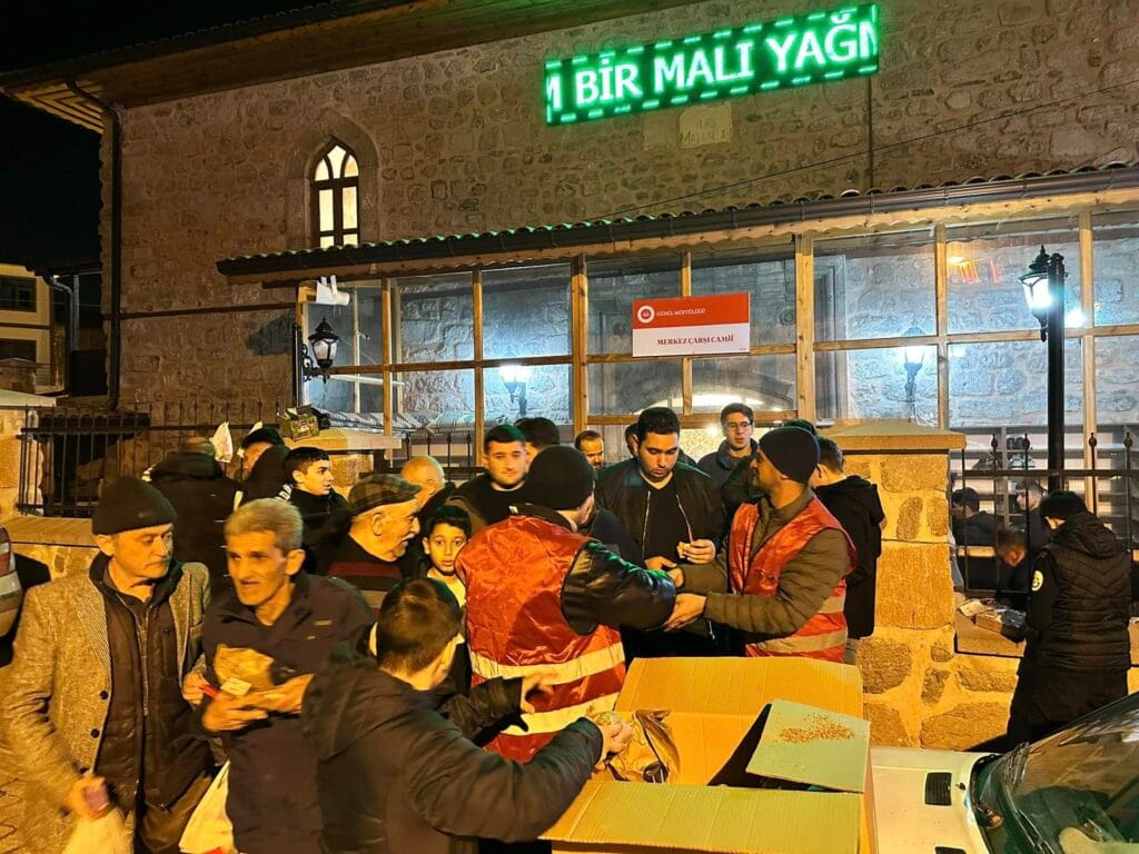 Güdül belediyesi yatsı namazı sonrasında kandil simidi dağıttı – Birlik Haber Ajansı