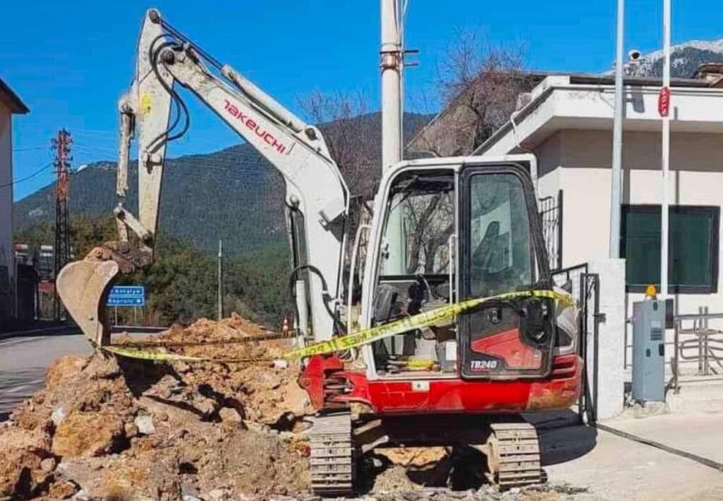 Antalya’da feci iş kazası: Kepçenin bomuna sıkışan belediye çalışanı hayatını kaybetti – Birlik Haber Ajansı