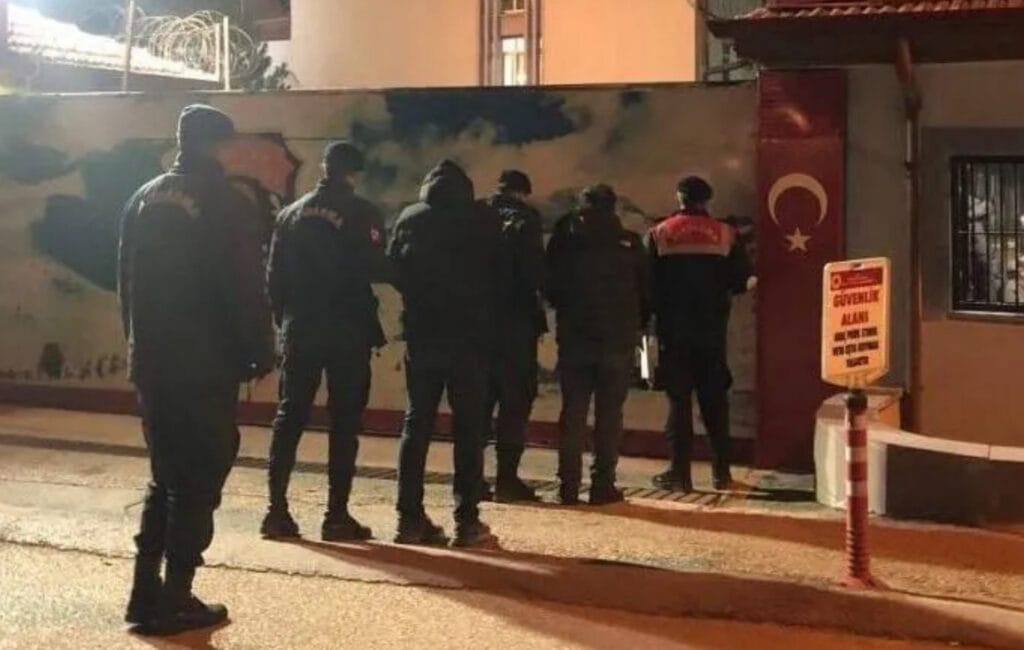 Kablo hırsızları jandarmadan kaçamadı