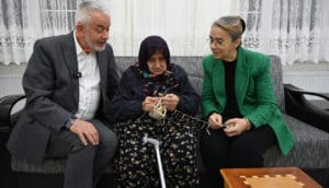 Zeynep teyzeden gönül veren bağış ve Cumhurbaşkanı Erdoğan’a hediye çorap – Birlik Haber Ajansı