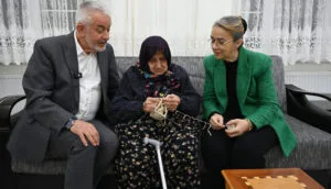 Zeynep teyzeden gönül veren bağış ve Cumhurbaşkanı Erdoğan’a hediye çorap – Birlik Haber Ajansı