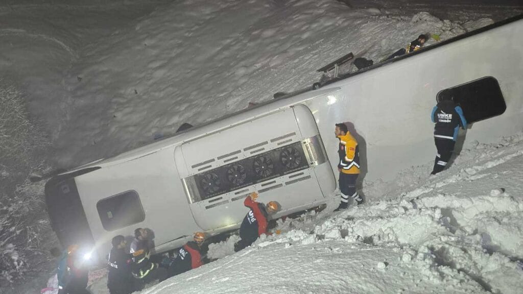 Bingöl’de yolcu otobüsü devrildi: 4 ölü, 35 yaralı – Birlik Haber Ajansı