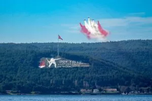 Çanakkale’de Türk Yıldızları gösterisi: Saygı uçuşu ve deniz zaferi coşkusu – Birlik Haber Ajansı