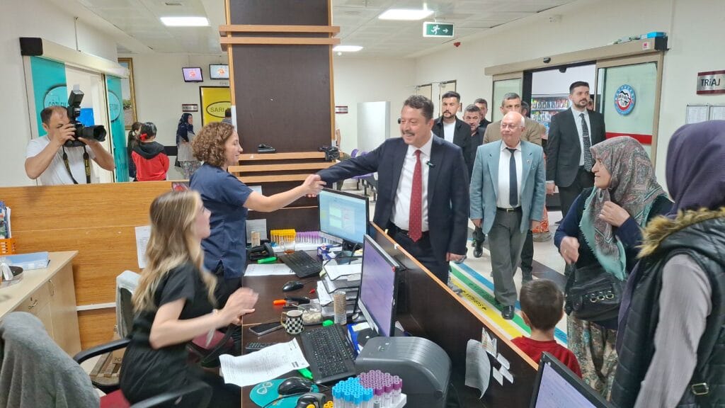 Belediye Başkanı Özer Kasap, Nöbette bulunan çalışanlara bayramlaşma ziyaretinde bulundu – Birlik Haber Ajansı