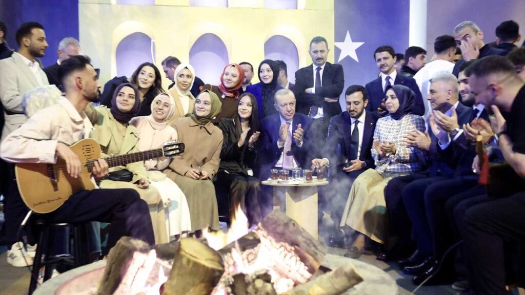 Cumhurbaşkanı Erdoğan, AK Parti İstanbul İl Başkanlığı’nda gençlerle buluştu – Birlik Haber Ajansı