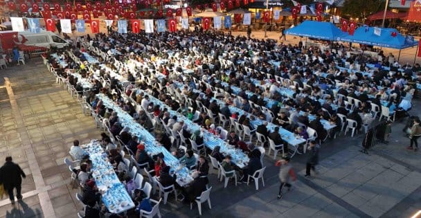Kocaeli Büyükşehir’in iftar sofrası gönülleri buluşturuyor – Birlik Haber Ajansı