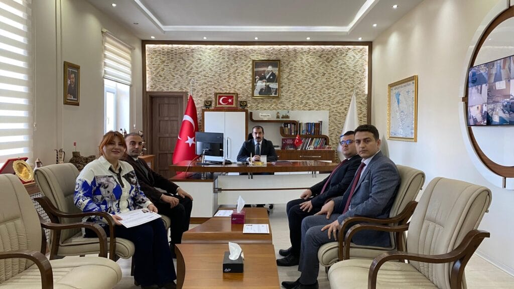 Kaymakam Akköz, personeli başarı belgesi ile ödüllendirdi – Birlik Haber Ajansı