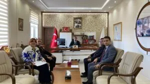 Kaymakam Akköz, personeli başarı belgesi ile ödüllendirdi – Birlik Haber Ajansı