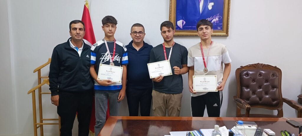 Kağızman Kaymakamı ve Belediye Başkan Vekili Okan Daştan, boksörleri tebrik etti – Birlik Haber Ajansı