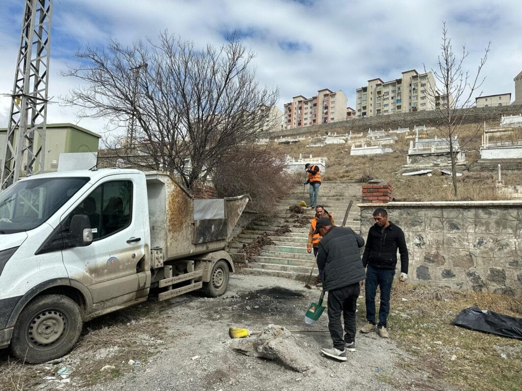 Kars Belediyesi’nin bayram öncesi mezarlıklarda bakım çalışmaları devam ediyor – Birlik Haber Ajansı