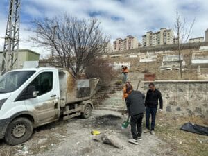 Kars Belediyesi’nin bayram öncesi mezarlıklarda bakım çalışmaları devam ediyor – Birlik Haber Ajansı